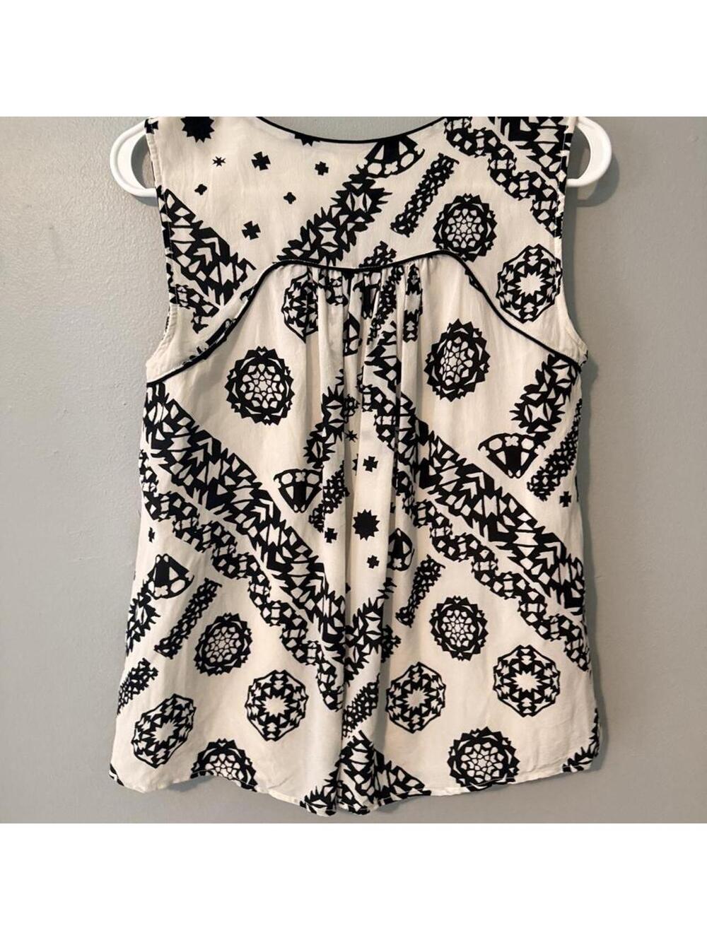 Anthropologie white & black star and geometric pattern blouse size 0